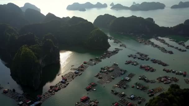 湾の中で多数の岩の島 朝の太陽光の反射で幻想的な空中浮遊の大きな村 — ストック動画