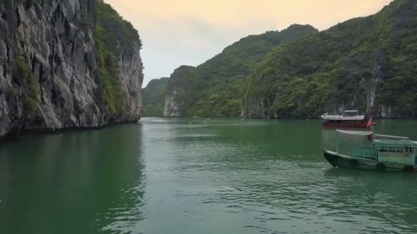 在蔚蓝的海面上的运动 与野生热带植物在越南著名海湾的小船和皮划艇 — 图库视频影像