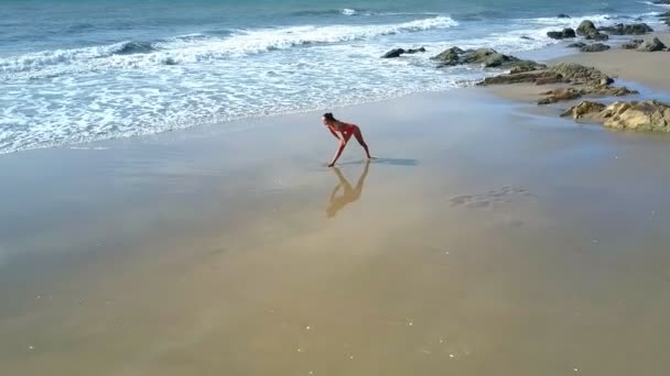 Мальовничий Вид Повітря Білі Пінисті Хвилі Катаються Піщаному Пляжі Камінням — стокове відео