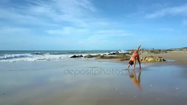 Skummande Vågor Rulla Våt Sandstrand Till Långhåriga Flicka Stående Yogaställning — Stockvideo