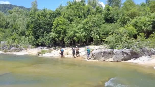 2017年8月26日 无人机显示当地男子在8月26日在芽庄的山区河上用电动棒和渔网捕鱼的帽子和短裤 — 图库视频影像