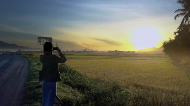 Fille Silhouette Avec Plaits Stands Près Route Fait Vidéo Lever — Video