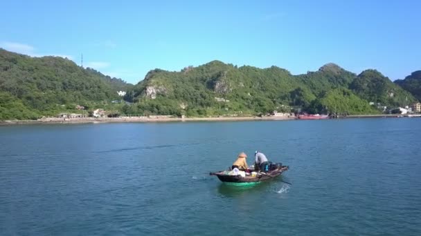无人机显示 亚洲渔民在木船上的海洋水和大山岛上覆盖着深丛林 — 图库视频影像