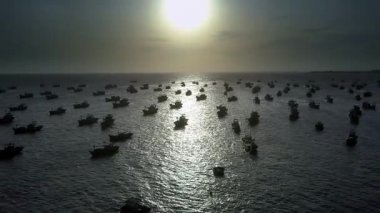 şaşırtıcı panorama tekne siluetleri Okyanusu koyu parlak güneşin geri ışık ve yansıma deniz yüzeyi ayarlama altında Balık tutma