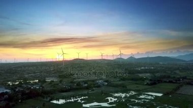 mavi gökyüzünde bulutlar arkasında altın güneş battıktan sonra Rüzgar jeneratörleri ile resimsel panoramik görünümü sınırsız karanlık vadi