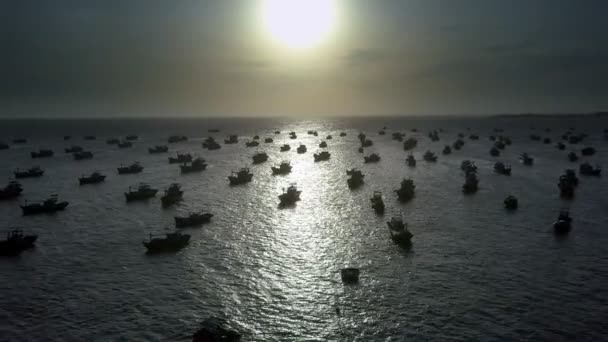 令人惊叹的全景渔船剪影在海洋海湾在明亮的太阳之下设置后面光和反射在海表面 — 图库视频影像