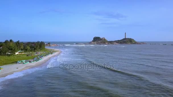 Panorama Klidný Oceán Vlny Najet Tropické Pobřeží Nedaleko Skalnatý Ostrov — Stock video