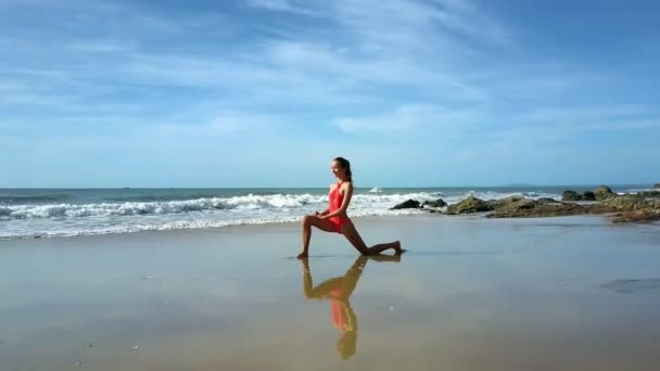 Ondas Espumosas Rolam Praia Direção Menina Magra Maiô Vermelho Fazendo — Vídeo de Stock