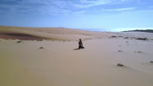 Schlankes Mädchen Entspannt Sich Und Macht Yoga Position Auf Wüstensand — Stockvideo