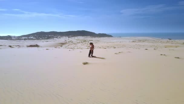 Magnifique Panorama Aérien Femme Pratique Yoga Parmi Les Sables Désert — Video