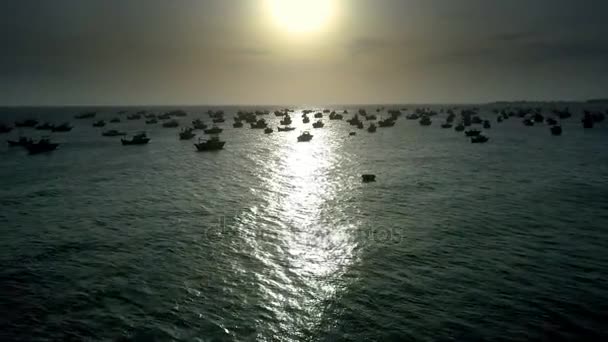 Oszałamiająca Golden Sunset Panorama Odzwierciedla Ścieżki Morze Powierzchni Świetlnej Sposób — Wideo stockowe