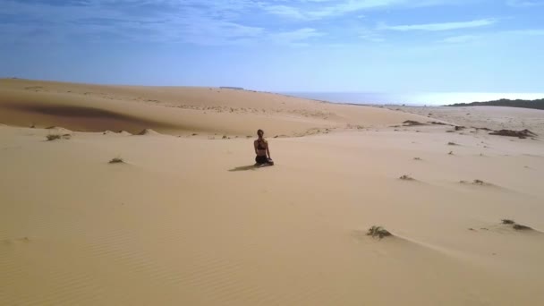 Verbazingwekkende Panoramisch Uitzicht Sportieve Vrouw Zit Onder Woestijn Zand Blauwe — Stockvideo