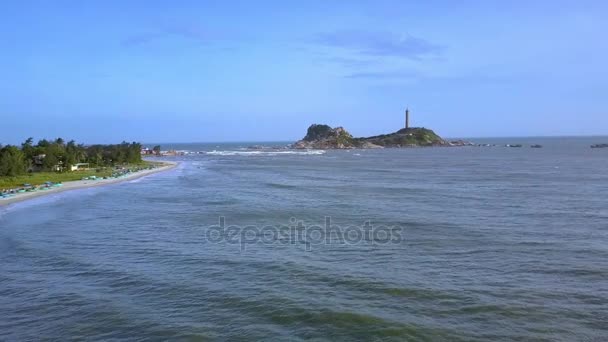 Aerial View Tranquil Ocean Washes Tropical Island Distant Famous Lighthouse — Stock Video