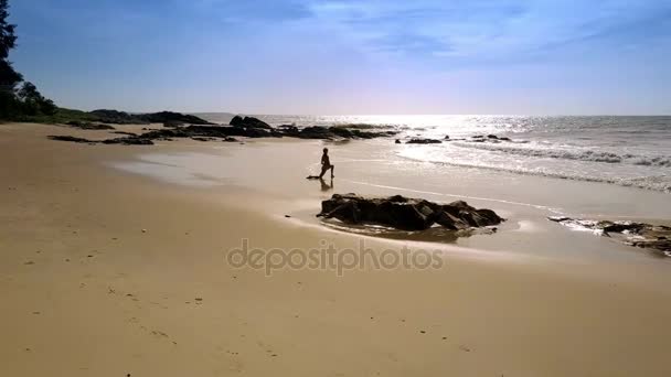 Silueta Chica Delgada Panorama Fantástico Pose Deportiva Playa Contra Grandes — Vídeos de Stock