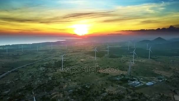 Fantastische Felle Zon Schijf Lichten Achter Wolken Moderne Windturbines Groene — Stockvideo