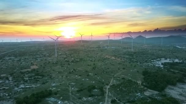 Asombroso Panorama Aéreo Vasto Valle Verde Con Turbinas Eólicas Giratorias — Vídeos de Stock