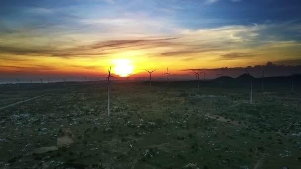 Fantástica Vista Aérea Modernas Turbinas Viento Ecológicas Campo Verde Contra — Vídeo de stock