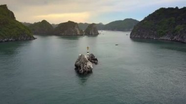 büyük taş tehlike işareti arasında uçurumlar karşı sakin yeşil su ile yukarıda dron defne Ha uzun içinde döndürür