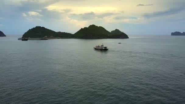 Picturale Luchtfoto Grote Toeristische Boot Vaart Langs Geweldige Rustige Baai — Stockvideo