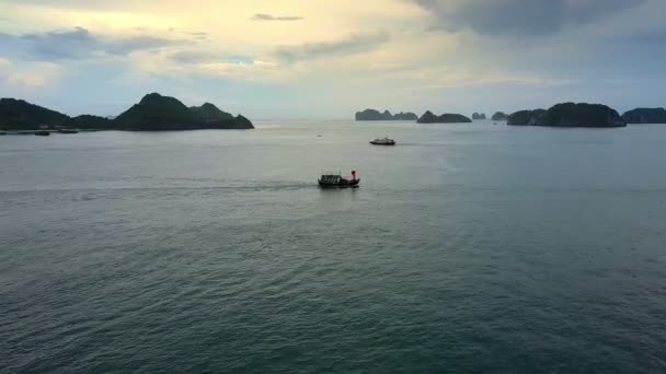 Prachtige Luchtfoto Verbazingwekkend Rustige Baai Met Zeilboten Berg Eilanden Achtergrond — Stockvideo