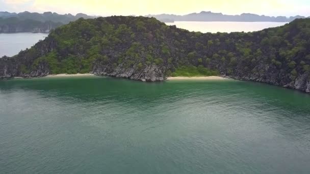 Drone Vuela Cerca Hermosa Isla Rocosa Verde Con Playas Arena — Vídeos de Stock