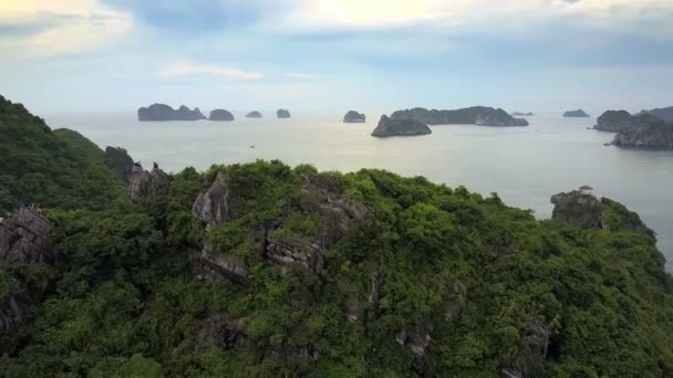 Drone Voa Acima Topo Ilha Verde Com Pedras Nuas Contra — Vídeo de Stock