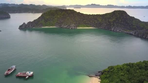 Drone Mueve Sobre Famosa Bahía Del Océano Long Por Encima — Vídeos de Stock