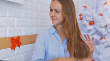 çok gülümseyen kız mavi ışık Oda kırmızı yay ile beyaz duvar tarafından uzun sarı saç saç fırçası ile davranır