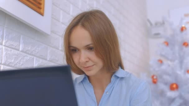 Closeup Bela Menina Feliz Camisa Azul Senta Laptop Árvore Natal — Vídeo de Stock