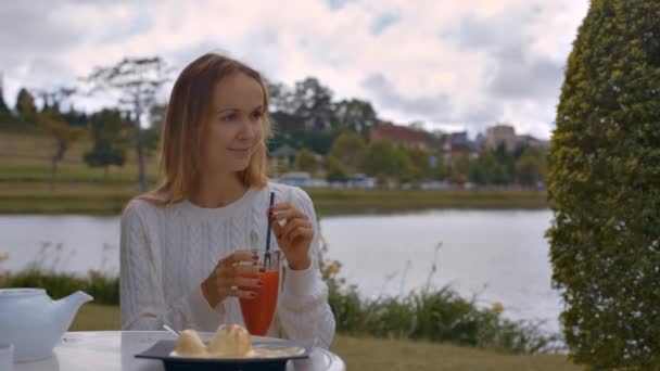 Drăguț Blondă Fată Păr Liber Curge Odihnește Cafenea Amestecând Cocktail — Videoclip de stoc