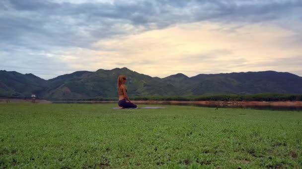 Flycam Remove Menina Cabelos Bonitos Sentado Ioga Pose Vajrasana Margem — Vídeo de Stock