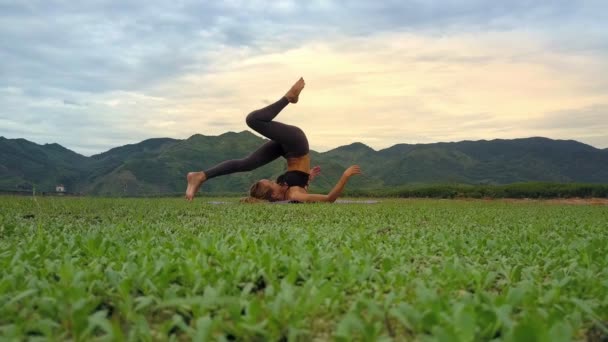 Nahaufnahme Von Unten Schlanke Frau Hält Yoga Position Halsana Gegen — Stockvideo