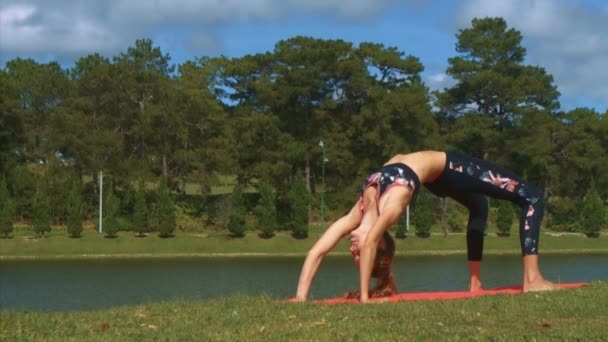 Gros Plan Femme Slinky Tient Dans Pose Yoga Ardha Chakrasana — Video