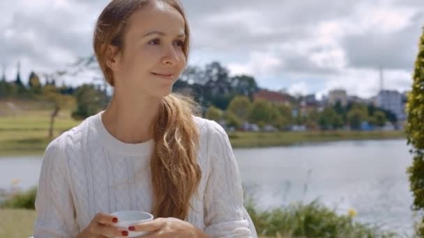 Portre Genç Güzel Kız Çay Içiyor Nehir Resimsel Doğa Karşı — Stok video