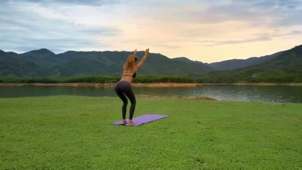 Fliegenkamera Dreht Sich Junges Mädchen Mit Yoga Pose Utkatasana Seeufer — Stockvideo