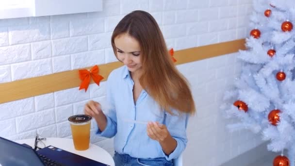 Bela Menina Cabelos Longos Tenta Colocar Palha Tampa Com Bebida — Vídeo de Stock
