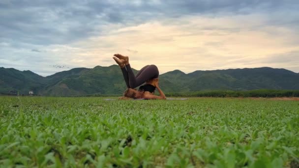 Seitenansicht Junges Mädchen Steht Still Yoga Pose Sarwangasana Vor Wunderbarer — Stockvideo
