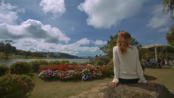 Primer Plano Trasero Ver Rubia Chica Suéter Blanco Sienta Piedra — Vídeo de stock