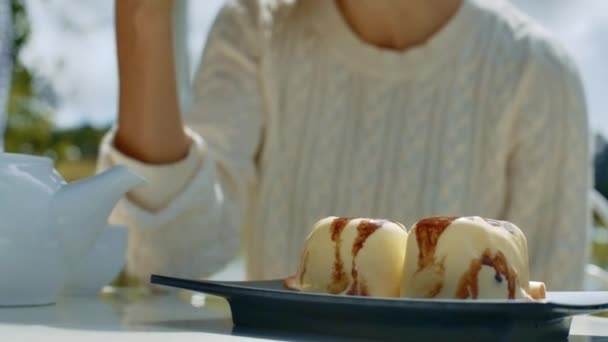 Chica Cerca Suéter Blanco Come Helado Leche Vertido Con Jarabe — Vídeo de stock