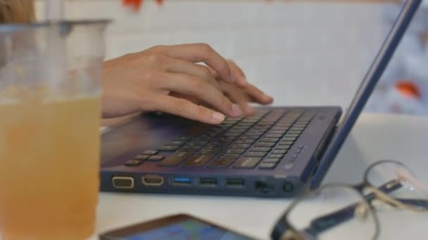 Closeup Mulher Boas Mãos Escrever Rápido Teclado Laptop Amarelo Suco — Vídeo de Stock