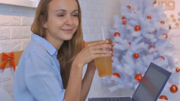 Closeup Menina Com Loira Solto Fluindo Cabelo Sorrisos Bebidas Suco — Vídeo de Stock