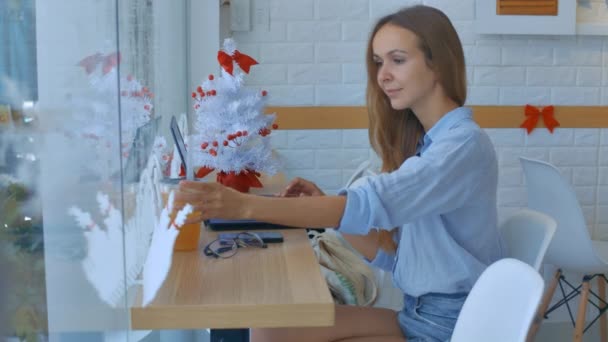 Aantrekkelijke Blonde Langharige Meisje Blauw Shirt Breekt Werk Laptop Dranken — Stockvideo