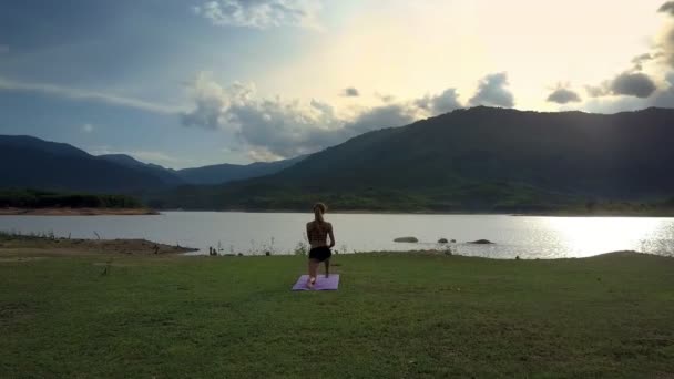 Drone Draait Rond Atletische Meisje Yoga Positie Tegen Het Indrukwekkende — Stockvideo