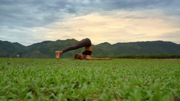 Flycam Kant Weergave Slanke Vrouw Houdt Yoga Positie Halsana Onder — Stockvideo