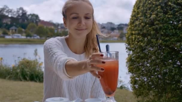 Primer Plano Joven Con Bebidas Cola Caballo Largo Cóctel Vidrio — Vídeos de Stock