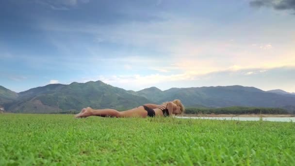 Sierlijke Vrij Langharige Blonde Vrouw Groene Weide Verandert Yogahoudingen Tegen — Stockvideo