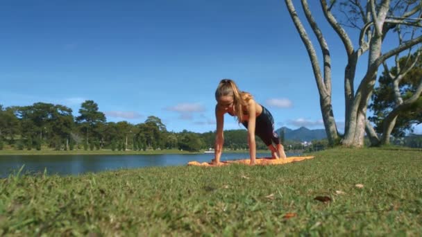 Closeup Mooi Meisje Doet Yoga Oefeningen Rivier Bank Tegen Verbazingwekkende — Stockvideo