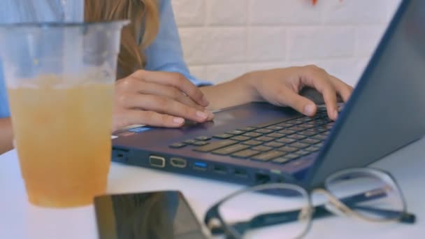Крупный План Вид Девушки Руки Работают Клавиатуре Компьютера Кружкой Желтым — стоковое видео
