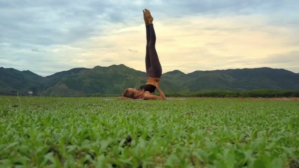 Drohne Zeigt Junges Mädchen Yoga Pose Sarwangasana Vor Wunderbarer Hügellandschaft — Stockvideo