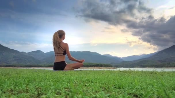 Detailní Záběr Zadní Pohled Blondýnka Přemýšlí Józe Představují Ardhapadmasana Lotus — Stock video